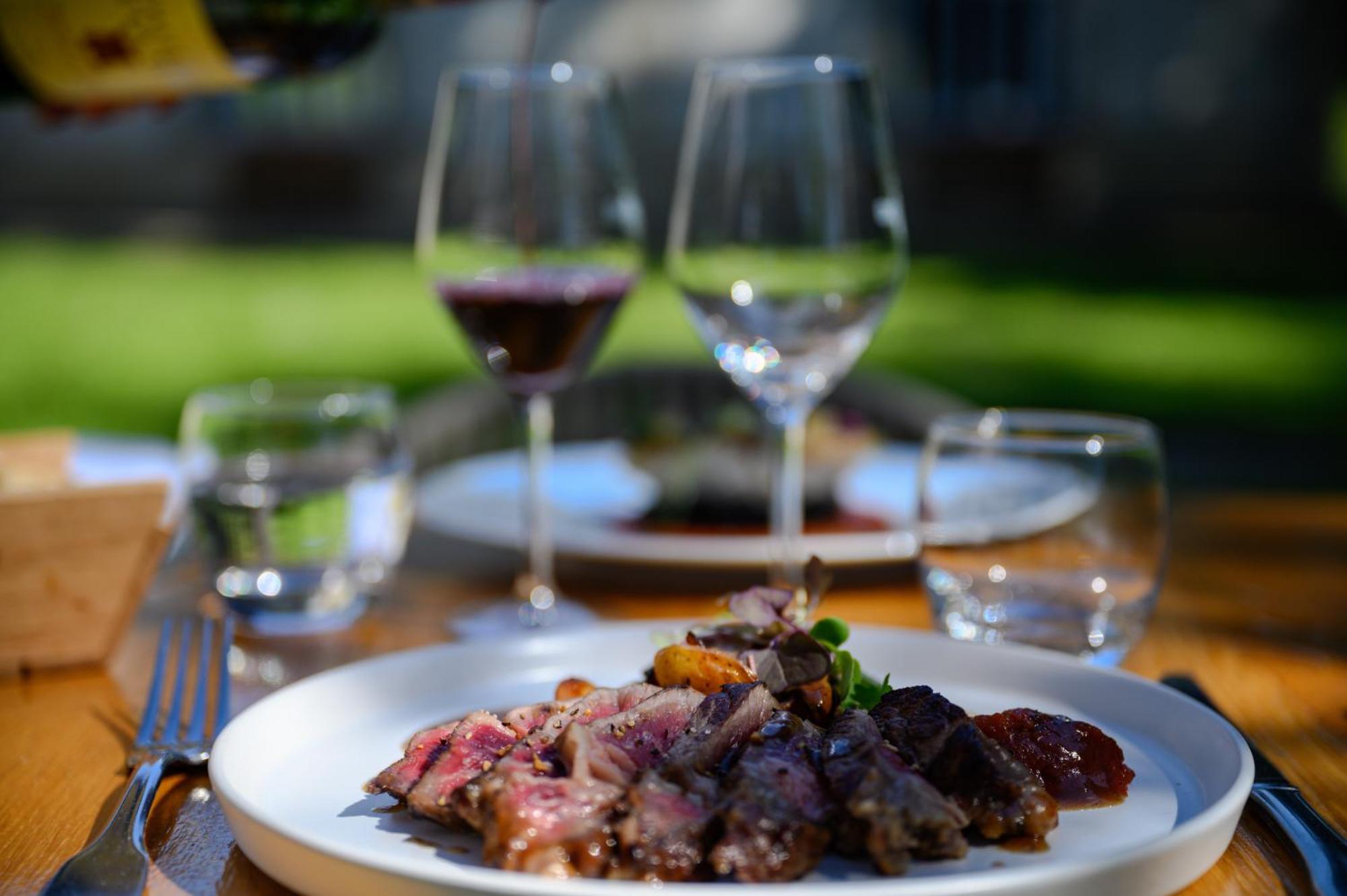 Salleboeuf Pey La Tour - Logis Hotels & Restaurant מראה חיצוני תמונה